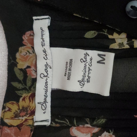 AMERICAN RAG CIE Black Floral Pintuck Split Neck Roll Tab Sleeve Blouse-EUC-Sz M - Picture 13 of 17